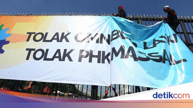 Aksi Buruh Pasang Spanduk Tolak Ruu Cipta Kerja Di Dpr