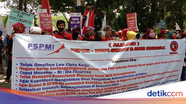 Buruh Demo Tolak Omnibus Law Di Depan Dprd Sumut Lalin Dialihkan