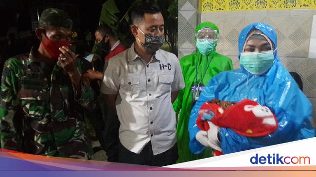 Sesosok Bayi Masih Hidup Ditemukan Terbuang di depan Rumah Sesosok Bayi Masih Hidup Ditemukan Terbuang di depan Rumah