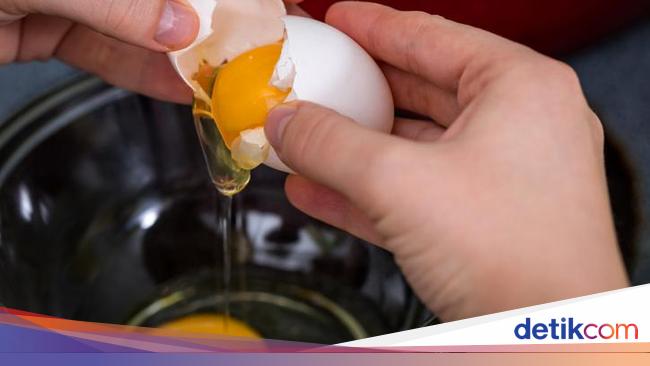 5 langkah memecahkan telur dengan satu tangan