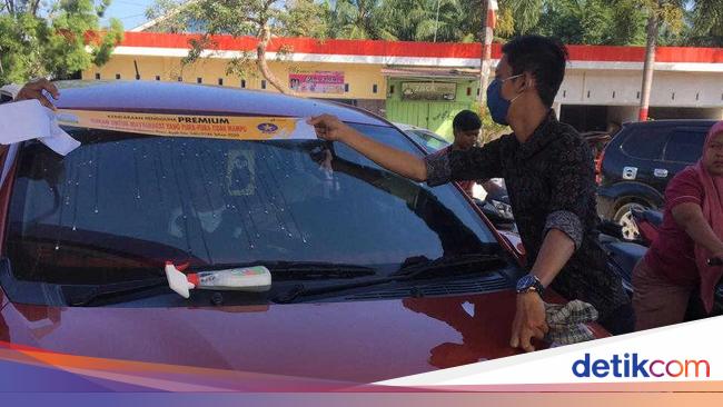 Nggak Malu 6 000 Mobil Pakai Stiker Sindiran demi Isi BBM Nggak Malu 6 000 Mobil Pakai Stiker Sindiran demi Isi BBM
