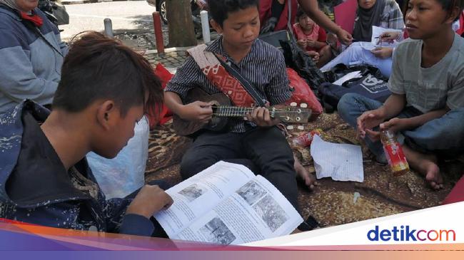 Melihat Antusiasme Anak Jalanan Belajar  di Alun alun Cimahi