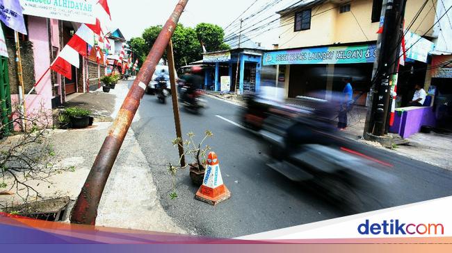 Bahaya Ada Tiang  Listrik Bengkok Menjulur ke  Jalan  di 