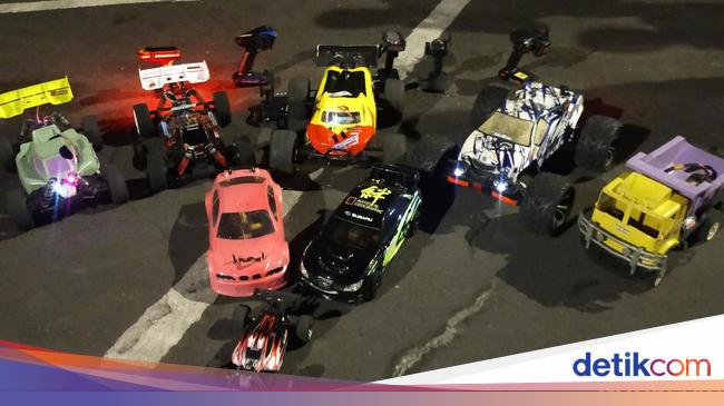 Adu Kecepatan Mobil Remote Control di Jalan Sedap Malam Adu Kecepatan Mobil Remote Control di Jalan Sedap Malam