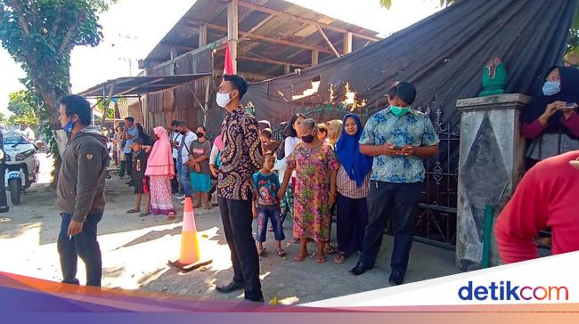 Presiden Jokowi Ziarah ke Makam Orang Tua di Karanganyar