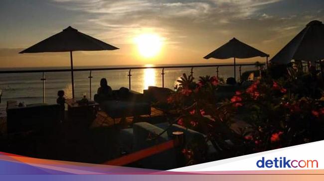 Senja di Restoran Berlatar Panorama Pantai Dreamland Bali Senja di Restoran Berlatar Panorama Pantai Dreamland Bali