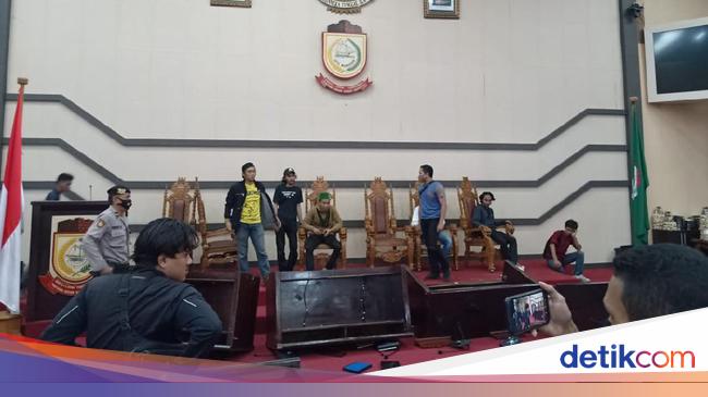 Geruduk Gedung DPRD Makassar Mahasiswa Duduki Kursi 