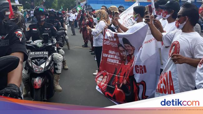 Massa Berkerumun Turun ke Jalan Sambut Gibran-Teguh Daftar ...