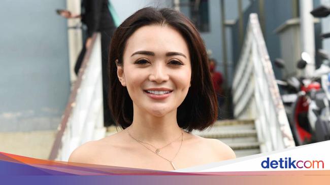 Hoax Hotman Paris Menikah Dengan Wika Salim