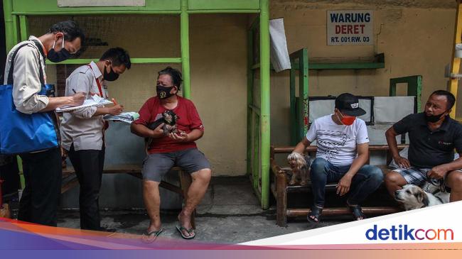 Petugas Blusukan untuk Suntik Vaksin Hewan Peliharaan Petugas Blusukan untuk Suntik Vaksin Hewan Peliharaan