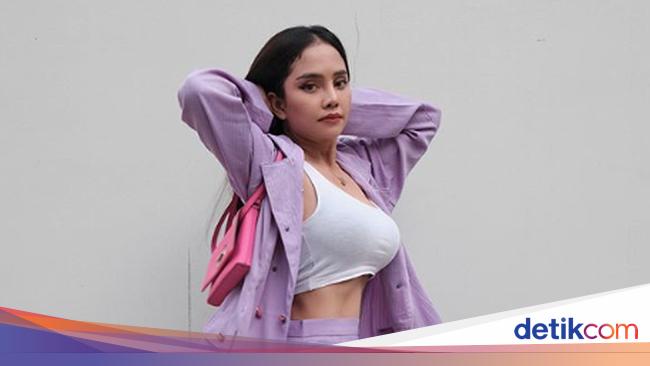 DJ Joana Pamer Tato Bahasa Arab di Dada Ini Artinya DJ Joana Pamer Tato Bahasa Arab di Dada Ini Artinya