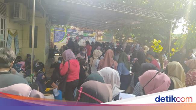 Abai Jaga Jarak Pelamar Kerja Sesaki Kantor Disnaker Pos Cianjur