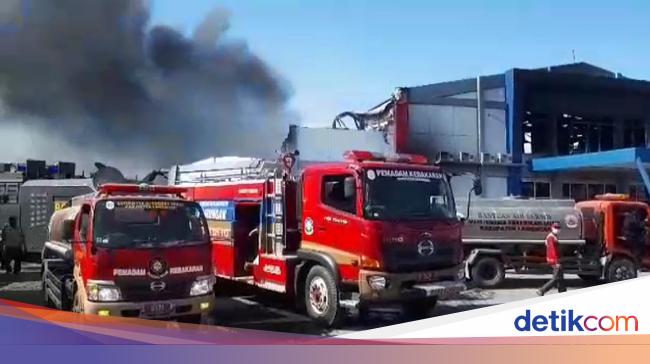 Kebakaran Pabrik Spare Part Ludeskan 3 Bangunan 4 Jam Api Baru Padam