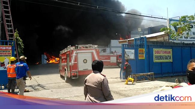 Pabrik Spare Part Di Lamongan Terbakar Asap Hitam Membumbung Tinggi