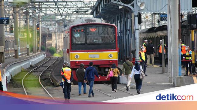 Jadwal Krl Berubah Mulai Besok Kereta Terakhir Dari Jakarta Pukul 19 00 Wib