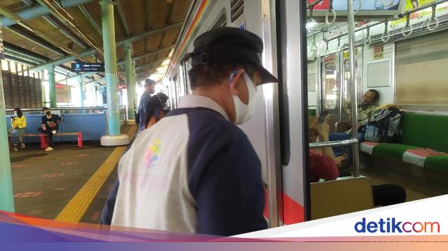 Pengguna Krl Di Stasiun Juanda Masih Gunakan Masker Scuba Buff