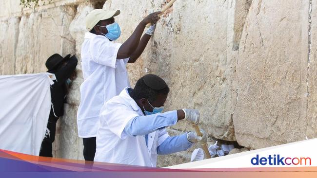 Jelang Tahun Baru Yahudi Tembok Ratapan Dibersihkan Foto 7 Jelang Tahun Baru Yahudi Tembok Ratapan Dibersihkan Foto 7