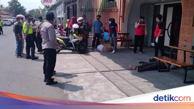Pingsan di Depan Toko Kakek di Tasikmalaya Dievakuasi Pingsan di Depan Toko Kakek di Tasikmalaya Dievakuasi