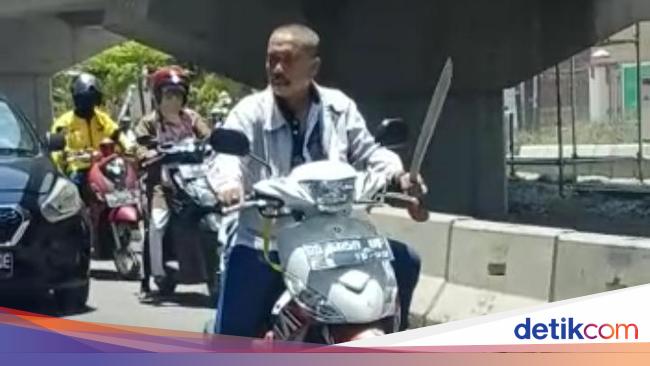 Tanpa Helm dan Masker Pengendara Bawa Parang di Makassar Tanpa Helm dan Masker Pengendara Bawa Parang di Makassar