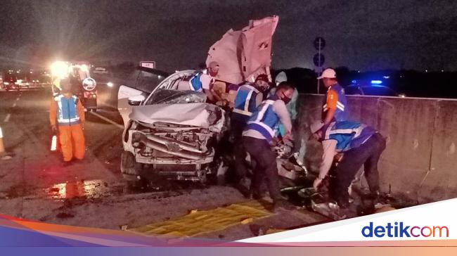 MPV Tabrak Truk  di  Tol Mojokerto Surabaya  Tiga Orang Tewas