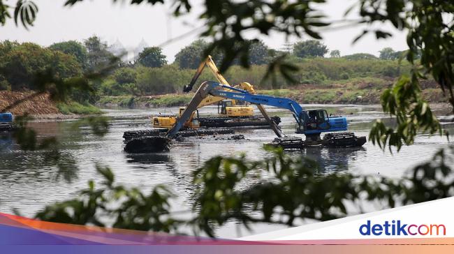 Waduk Ria Rio Dikeruk Antisipasi Musim Hujan