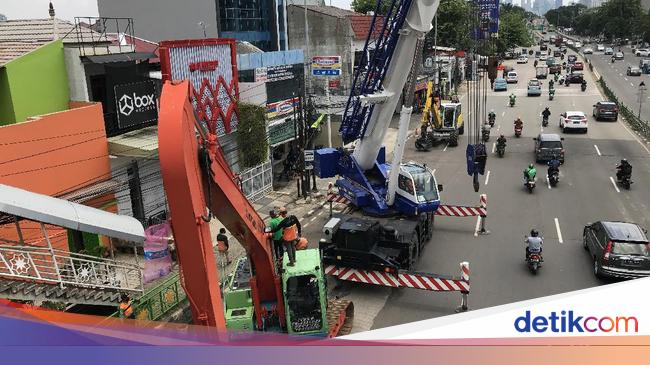 Operator Ekskavator Yang Timpa Jpo Kampung Melayu Diduga Kelelahan