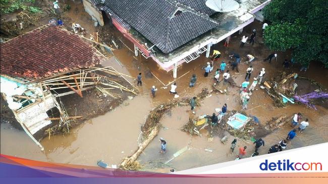Cerita Dahsyatnya Banjir Bandang Terjang Pemukiman Di Cicurug Sukabumi