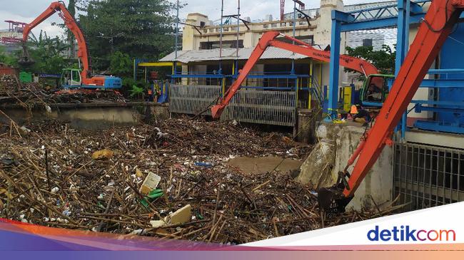 Pemprov DKI Angkut 33 Truk  Sampah dari  Pintu Air Manggarai