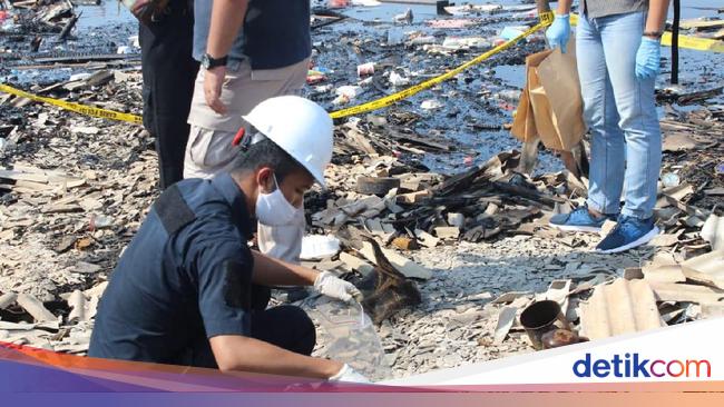 Puslabfor Olah TKP Kebakaran Gudang Kayu yang Hanguskan 