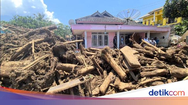 Gelondongan Kayu Berserakan Di Lokasi Banjir Bandang Sukabumi
