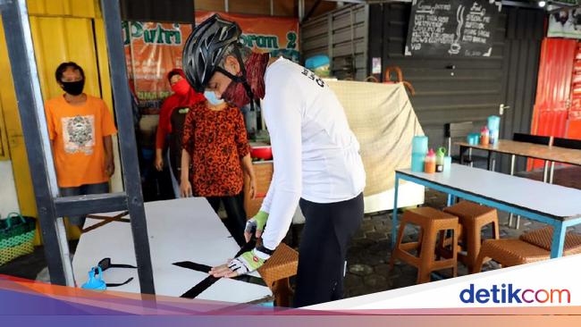 Aksi Ganjar Pasang Lakban Jaga Jarak di Warung Makan Aksi Ganjar Pasang Lakban Jaga Jarak di Warung Makan