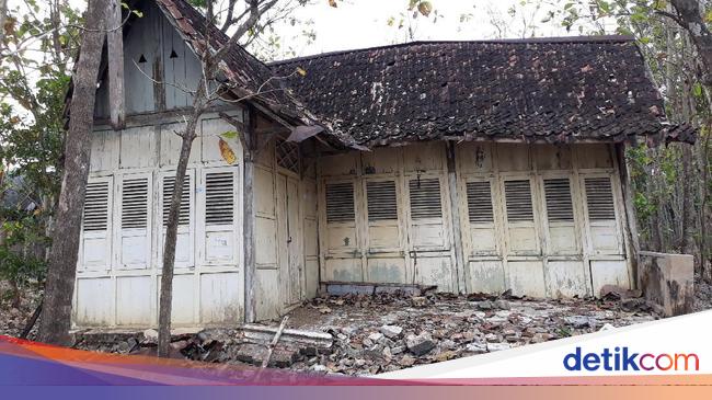 Rumah Tua di Tengah Kebun Jati Gunungkidul Bangunan Utama Rumah Tua di Tengah Kebun Jati Gunungkidul Bangunan Utama