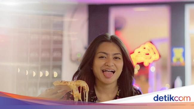 Cantiknya Nathalie Holscher saat Makan Pizza dan Mie Pedas