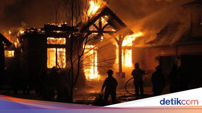 Toko Material di Palmerah Jakbar Kebakaran 2 Orang Terluka Toko Material di Palmerah Jakbar Kebakaran 2 Orang Terluka