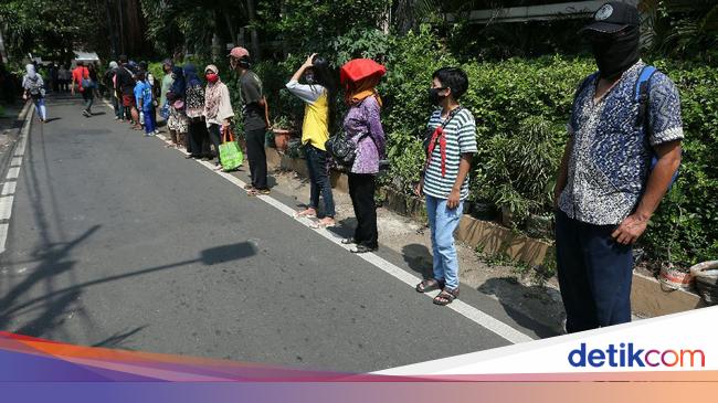 Potret Warga Antre Sembako Gratis Saat Psbb