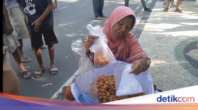 Keren Ibu Penjual Kue Ini Jago Bahasa  Inggris 