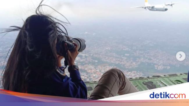 Ngeri! Aksi Fotografer Wanita RI Motret dari Rampdoor Pesawat