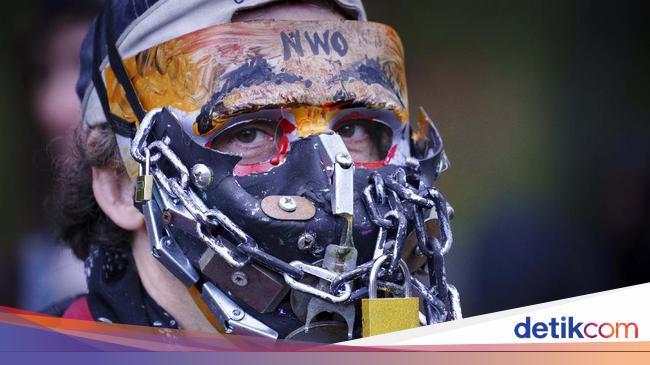 Ikut Demo Antimasker, Orang-orang Ini Pakai Masker Aneh