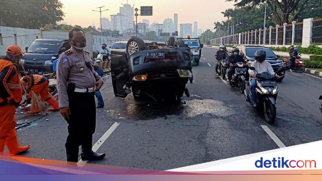  Mobil  Terbalik di  Depan  DPR Arah Slipi Lalu Lintas Tersendat