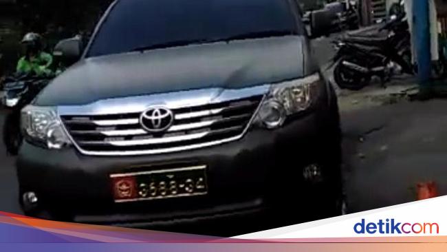 Danpuspomad Ahon Ubah Warna  Mobil  dari Hitam  Metalik  ke  Danpuspomad Ahon Ubah Warna  Mobil  dari Hitam  Metalik  ke