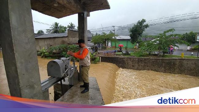 Banjir di Ngadirojo Pacitan Disebabkan Sampah Sumbat Pintu  Air 
