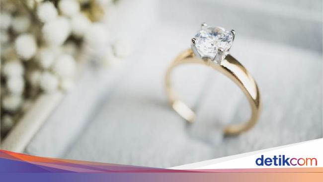 Cincin Berlian Untuk Nikah Tunangan Ini Tips Memilihnya<script async src=