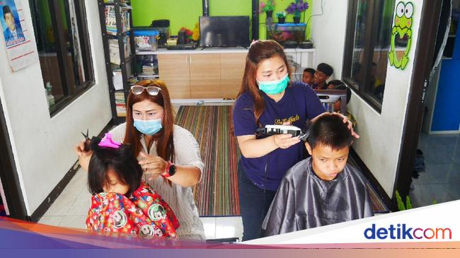 Ibu Anak di  Bandung  Barat Layani Potong  Rambut  Gratis Ini 