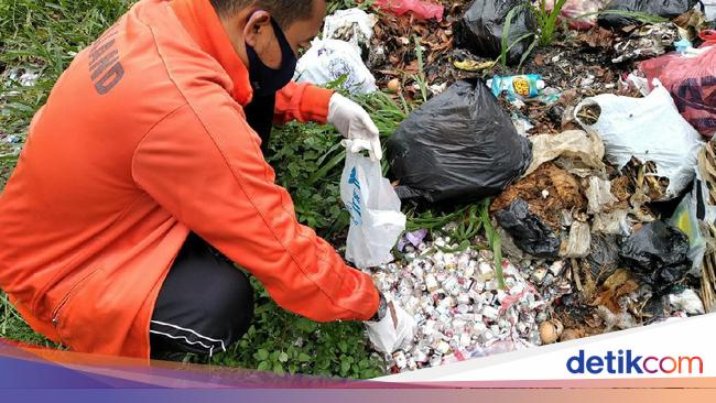Polisi dan DLH Usut Temuan Ratusan Limbah Botol Vaksin di Polisi dan DLH Usut Temuan Ratusan Limbah Botol Vaksin di