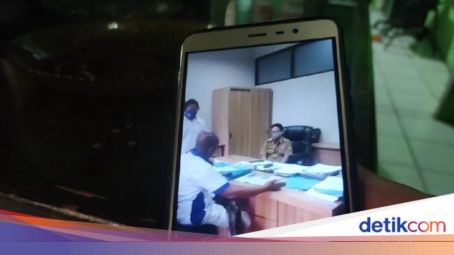 Nekat Pria Bawa Piton Ngamuk Di Kantor Dinas Bandung Barat