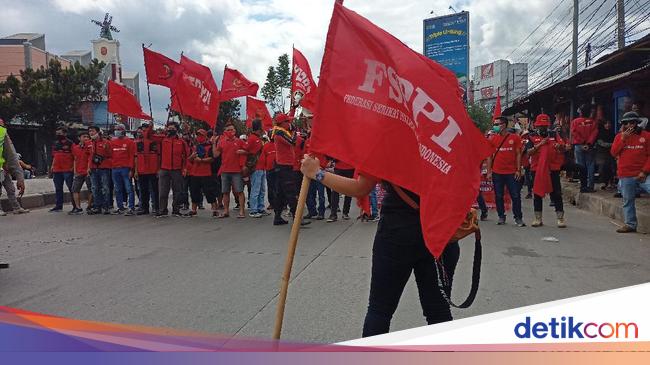 Coba Masuk Tol  Cileunyi  Aksi Longmarch Buruh Bandung  