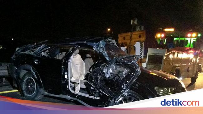 SUV Terguling di Tol Sidoarjo Satu Tewas dan Satu Orang  Luka