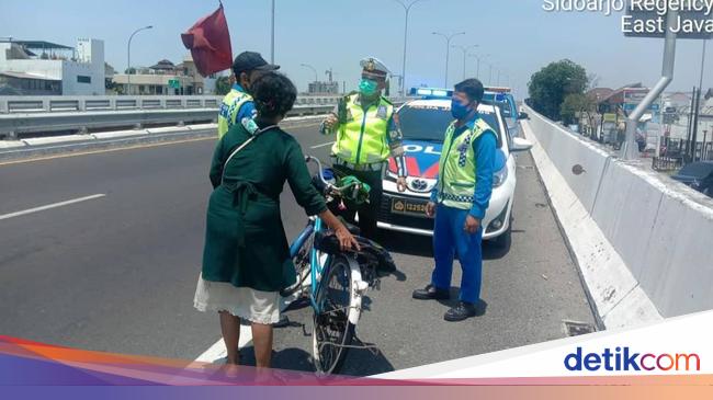 Viral Emak emak Naik Sepeda  Angin Masuk Tol Berbek Sidoarjo