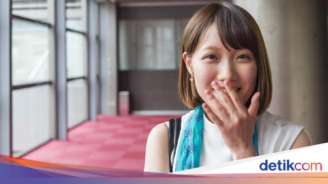 Perempuan Jepang  Menutup Mulut Saat Tertawa Kenapa Ya 