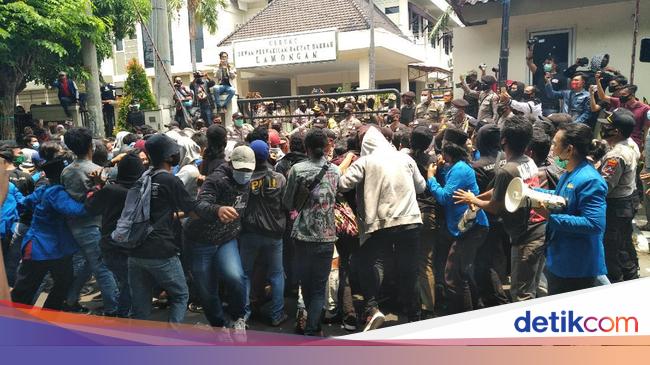 Anggota Dewan Lamongan Salah Sebut Uu Cipta Kerja Saat Didemo Mahasiswa